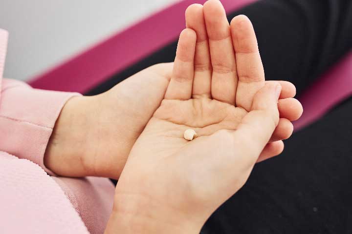 hands-of-little-girl-that-sitting-and-holding-remo-J7ZGKRW